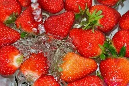 洗草莓这样洗更干净，农药病毒都不怕